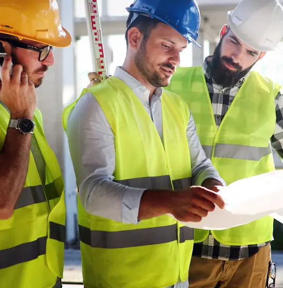 Image de personnes travaillant sur un chantier